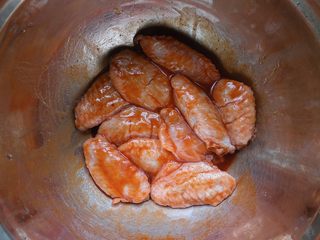 3、电饭煲食谱合集,接着将鸡翅丢入盆子里,让鸡翅充分裹上腌料,然后将盆子盖上保鲜膜，送入冰箱 腌制2——3小时即可