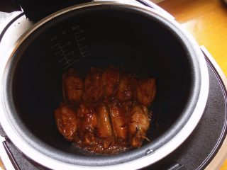 7、电饭煲食谱合集,十五分钟过后,开盖 翻个面,在盖上盖子,选择蒸煮功能 蒸煮最后五分钟即可