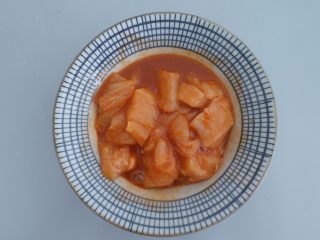 10、电饭煲食谱合集,然后将洗好切块的鸡肉 丢到碗里,腌制一会!半个小时即可!(鸡肉尽量切小点)