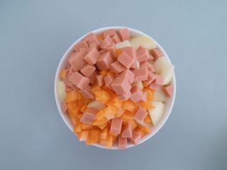 12、电饭煲食谱合集,将土豆、胡萝卜、火腿洗净切丁,尽量切小点