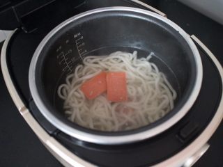 19、电饭煲食谱合集,煮个3分钟过后,在加入切好块的方腿!继续盖上盖子煮个五分钟的样子