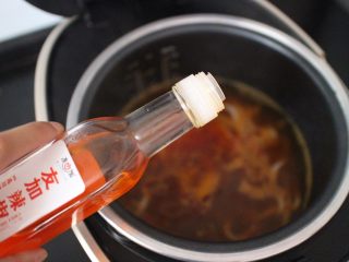 20、电饭煲食谱合集,五分钟过后 开锅,倒入辣油 和自制的辣椒酱。继续焖煮2分钟