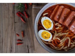 22、电饭煲食谱合集,将面捞出的时候 可以将熟鸡蛋一切两半 摆放在碗里做装饰