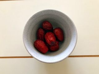 5、养生养颜之护肤护发美人羹（红枣花生桂圆芸豆汤）,红枣洗净，备用