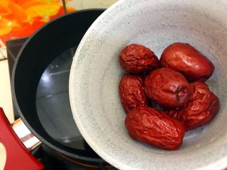 7、养生养颜之护肤护发美人羹（红枣花生桂圆芸豆汤）,水开后倒入红枣