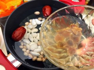 10、养生养颜之护肤护发美人羹（红枣花生桂圆芸豆汤）,桂圆干连同浸泡的温水一起倒入