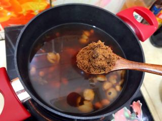 14、养生养颜之护肤护发美人羹（红枣花生桂圆芸豆汤）,60分钟后，加入适量红糖，由于芸豆比较难熟，可以先尝一下，看看熟了没有，没有熟的话继续煮至芸豆熟，未熟的芸豆不可食用