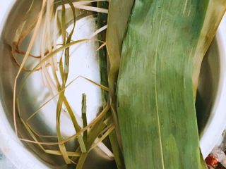 1、????五彩红豆粽子????,把粽子叶子煮软一些轻轻刷一下备用