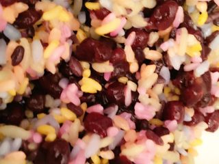 4、????五彩红豆粽子????,泡好的彩虹米跟红豆拌匀