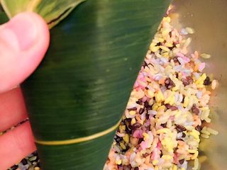 6、????五彩红豆粽子????,米装的不要太满把叶子盖好折过去就可以了