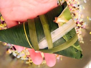 7、????五彩红豆粽子????,用绳子绑好或者线之类都可以