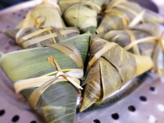 8、????五彩红豆粽子????,包好了