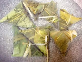 9、????五彩红豆粽子????,彩虹米本身是熟的只是晒干了所以煮20分钟就可以了