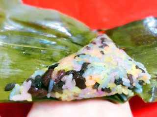11、????五彩红豆粽子????,好吃到爆????甜甜糯糯又有股叶子彩虹米的清香味，大自然的味道