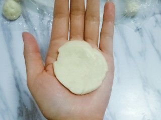 5、蛋黄酥,取油皮一份，揉圆，按扁