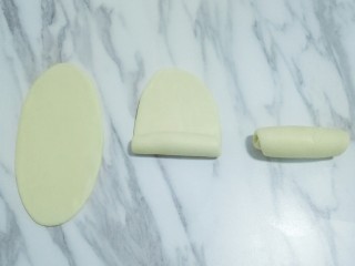 8、蛋黄酥,取一个包好的面团，按扁后用擀面杖擀成椭圆形，卷起来，依次完成，松弛20分钟左右