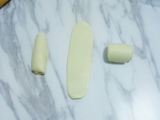 9、蛋黄酥,松弛好的面团再次按扁，擀长，卷起来，依次完成，松弛20分钟左右