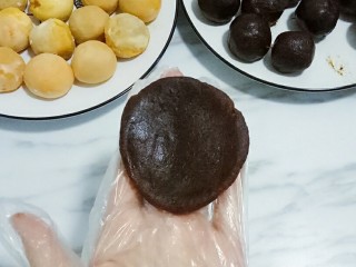 12、蛋黄酥,取一份豆沙按扁