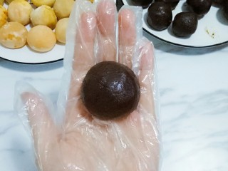 14、蛋黄酥,像包汤圆一样搓圆，依次做完所有的