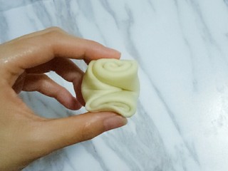 16、蛋黄酥,然后对折