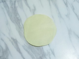 17、蛋黄酥,按扁，用擀面杖擀成中间稍厚，四周稍薄的面皮