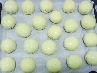 20、蛋黄酥,放入烤盘中，刷一层蛋黄液