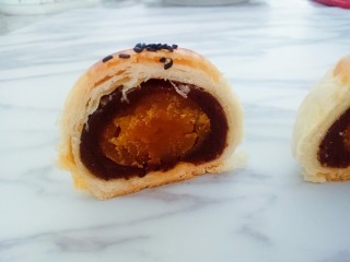 23、蛋黄酥,烤好后取出晾凉，酥的掉渣渣