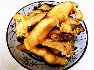 1、炸鱼块,炸鱼块外焦里嫩，口感独特，是一道可以当做零食吃的菜品~