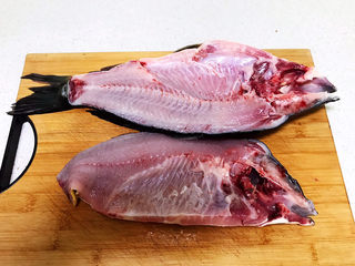 3、炸鱼块,把鲤鱼从中间切开