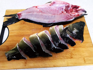 4、炸鱼块,再斜刀切成小块