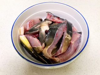 5、炸鱼块,把鱼块放入大碗里