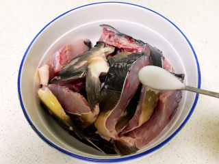 6、炸鱼块,加入精盐，用手抓匀，抓出粘液