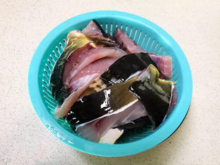 8、炸鱼块,沥干水份