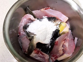 9、炸鱼块,在鱼块里面加入面粉