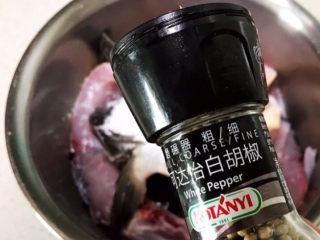 10、炸鱼块,加入白胡椒粉