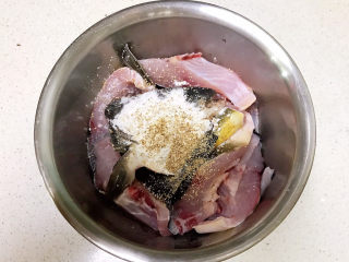 11、炸鱼块,加入1勺蚝油