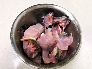 12、炸鱼块,抓匀后腌制20分钟