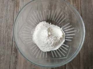 1、不用洗面的快手凉皮,面粉放在大碗中