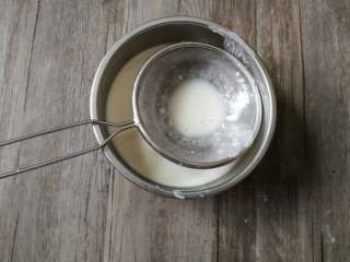 3、不用洗面的快手凉皮,过滤一遍