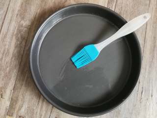 5、不用洗面的快手凉皮,披萨盘刷一层芥花油(准备2至3个盘子轮流替换使用)