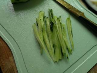 12、不用洗面的快手凉皮,黄瓜切小丝