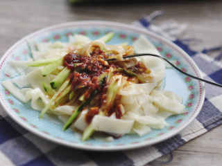 15、不用洗面的快手凉皮,把做好的凉皮和黄瓜丝,与喜欢的酱料拌均匀即可食用~