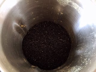 2、雨花石汤圆,熟黑芝麻放入破壁机中