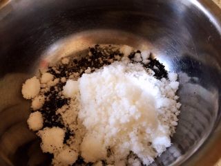 4、雨花石汤圆,黑芝麻粉中放入白糖