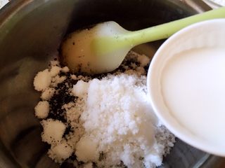 5、雨花石汤圆,放入牛奶