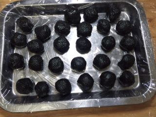 8、雨花石汤圆,取出搓成小球，再次放入冰箱备用