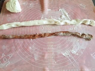 11、雨花石汤圆,白面团和可可面团分别搓长条（我只用了一半的白面团做雨花石汤圆，另一半做的白汤圆）