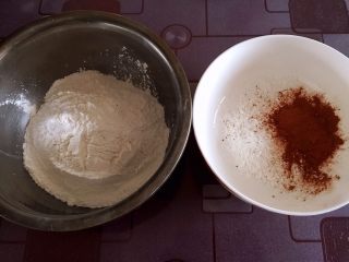 9、雨花石汤圆,白面团和可可面团用料分别放入两个碗中，倒入开水和凉水