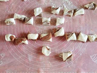 13、雨花石汤圆,切割成小块