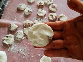 14、雨花石汤圆,用手压扁